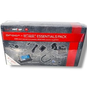 New Droid 2 Essentials Combo Pack  Charger Vehicle Mount Multimedia Station